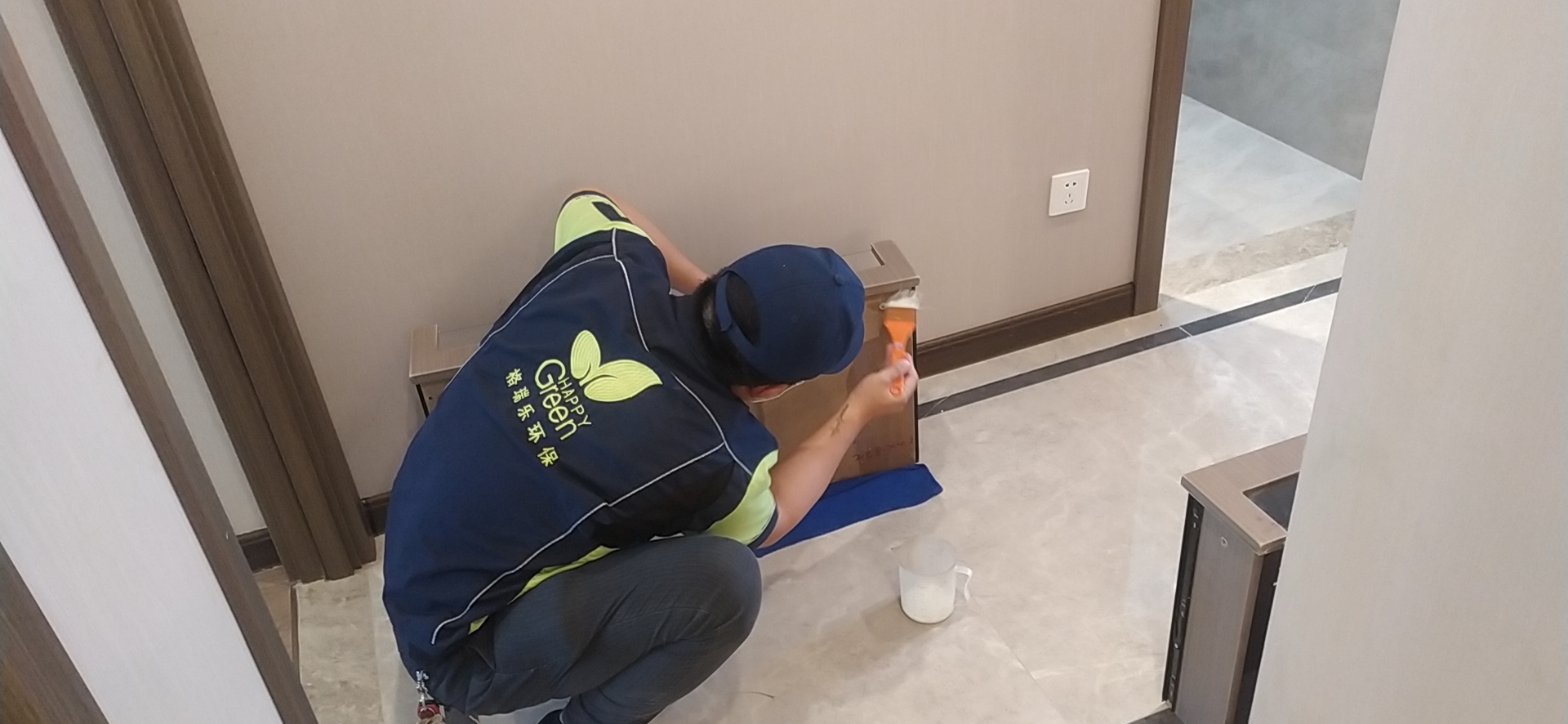 第3招 | 針對家具、建材表面,光觸媒長效保護;再利用“綠快” 光觸媒長效空氣凈化劑,對家具建材進行長效保護處理。綠快光觸媒產(chǎn)品,采用納米級TiO2具有純度高、成膜性好、適用光譜寬的特點。在物面上形成韌性薄膜,長效分解甲醛、TVOC等污染,凈化空氣。